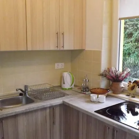 Apartmán Nest Guesthouse-house For 16 People By The