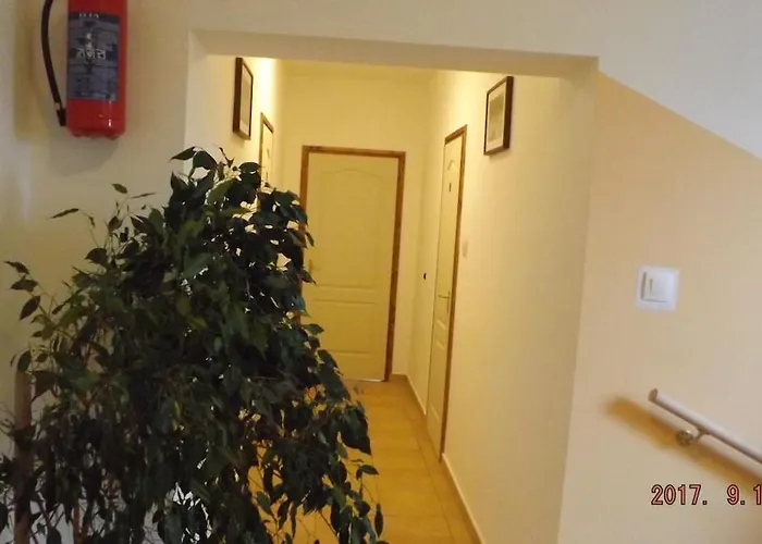 Apartmán Nest Guesthouse-house For 16 People By The